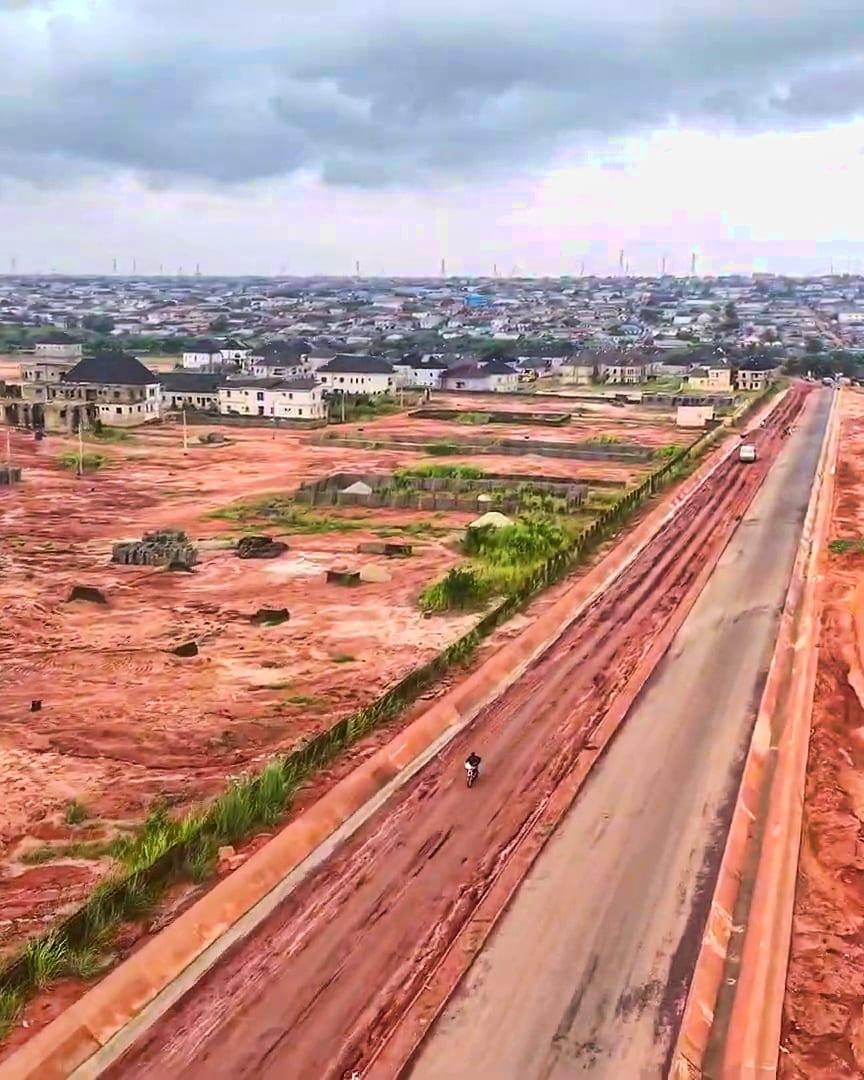 Roads: Lavida Hills, the main road laid